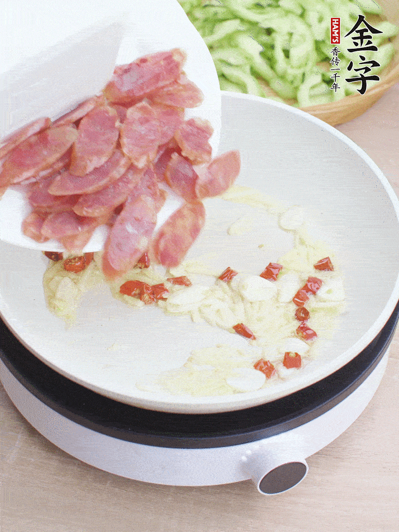 油5成熱時(shí)，姜、蒜、辣椒爆香。