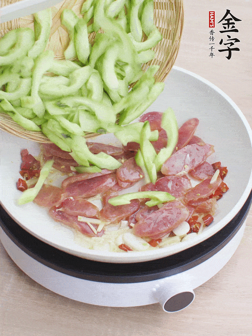 下香腸煸出油脂，放黃瓜翻炒。