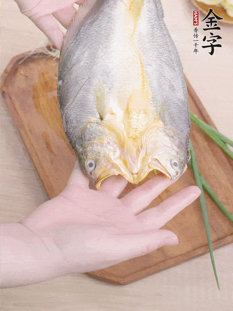 黃魚(yú)背部開(kāi)刀，洗凈切花刀。適量鹽涂抹魚(yú)身兩面。