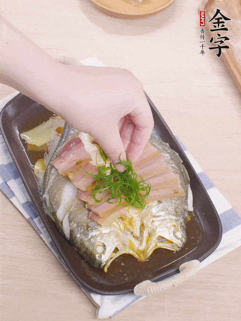 取出姜蔥，淋2勺蒸魚(yú)豉油，擺蔥絲。