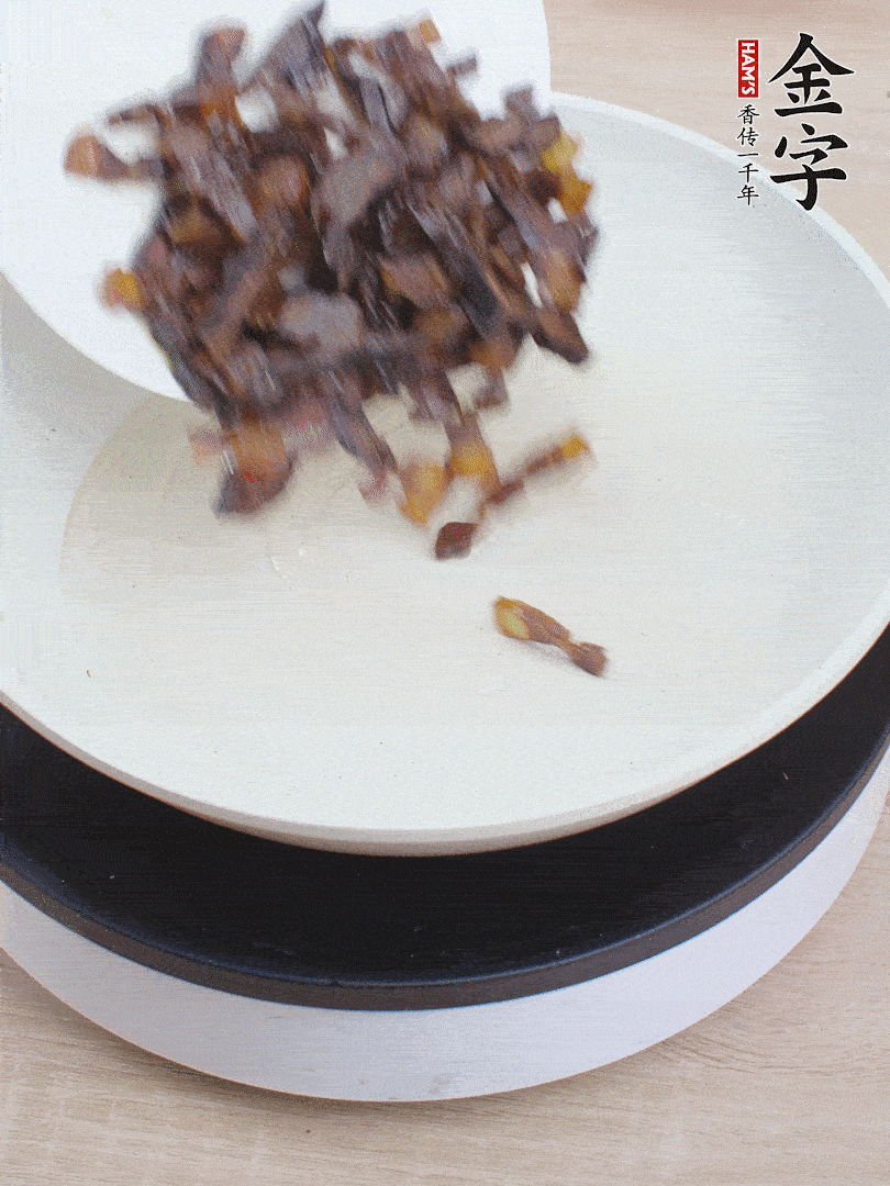 油熱倒醬油肉，編出香味。