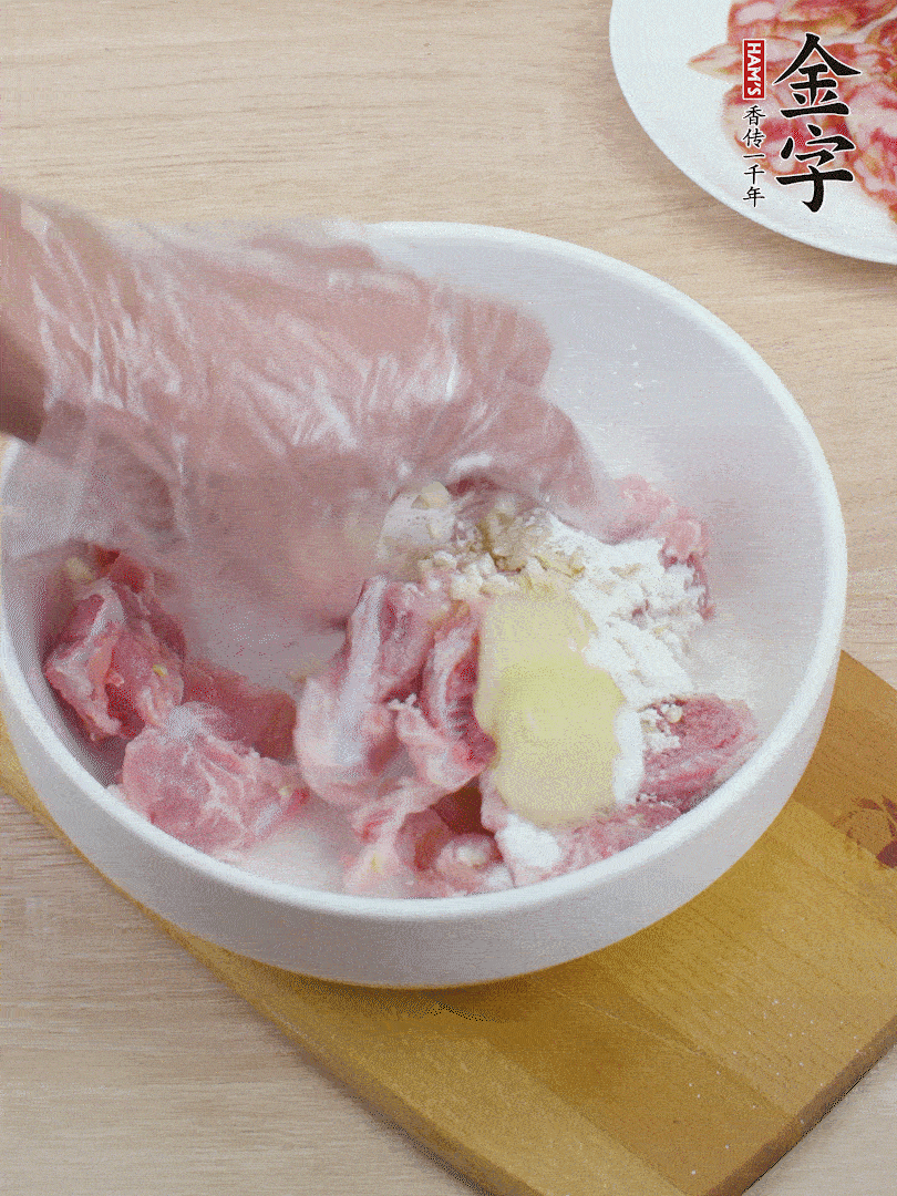 洗凈的小排，加鹽、姜、蒜末、淀粉、胡椒粉抓勻，腌制15分鐘。