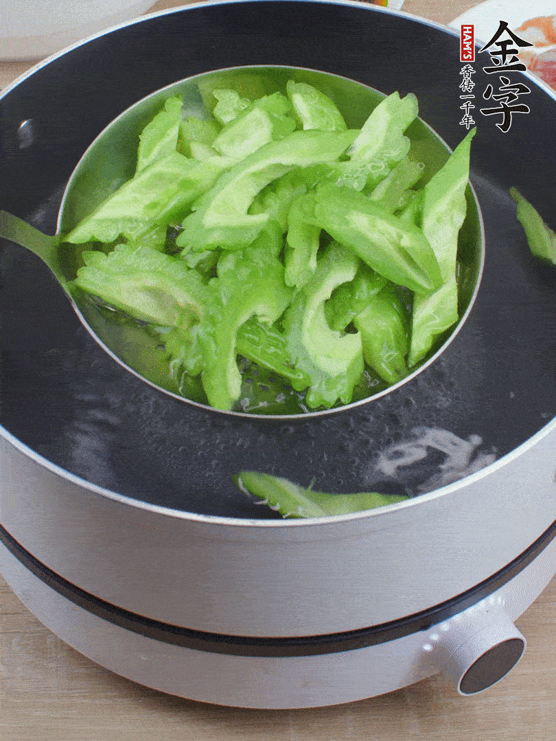 苦瓜去瓤切小塊，開水中加鹽汆燙30秒。