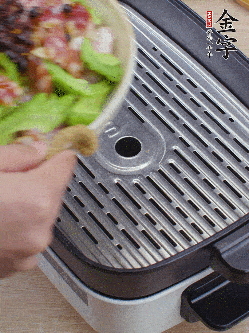 小排、苦瓜、香腸依次碼入，撒上豆豉蒸25分鐘。