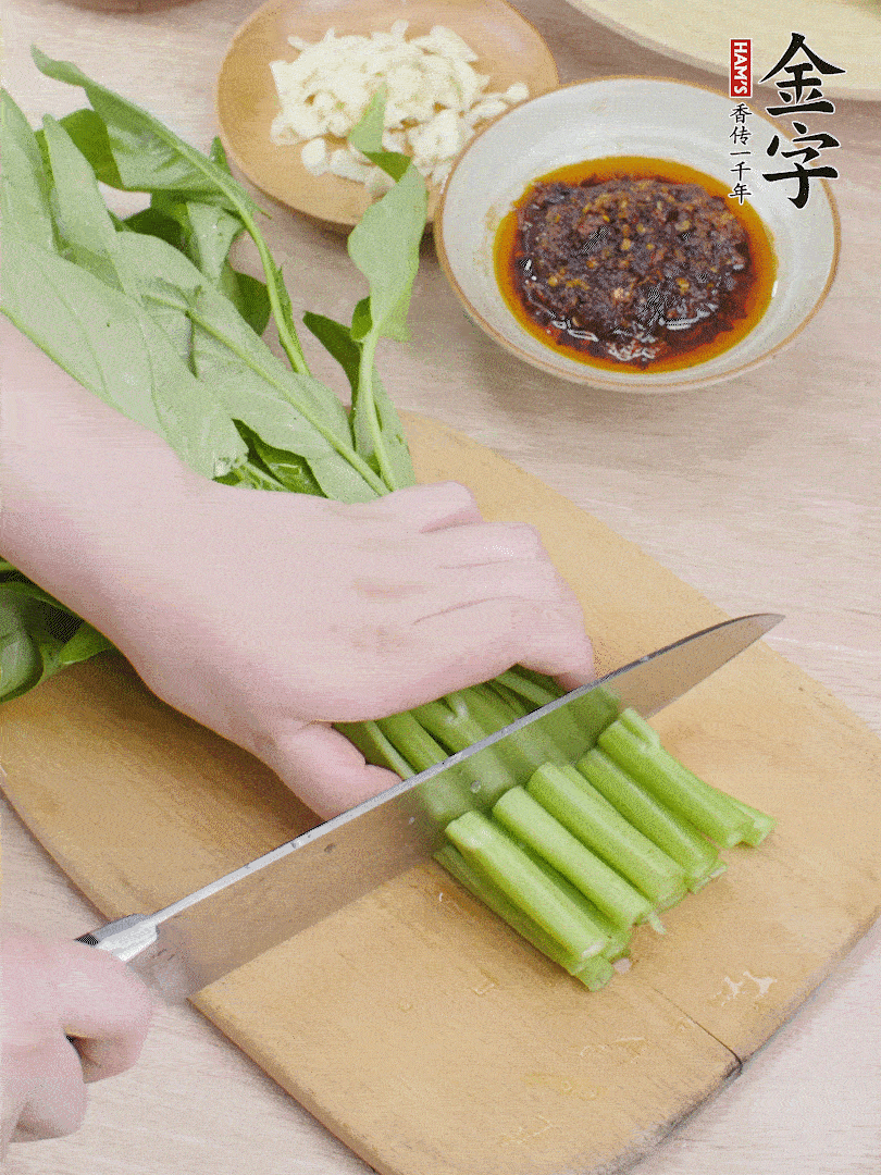 空心菜切段，大蒜拍碎切末。