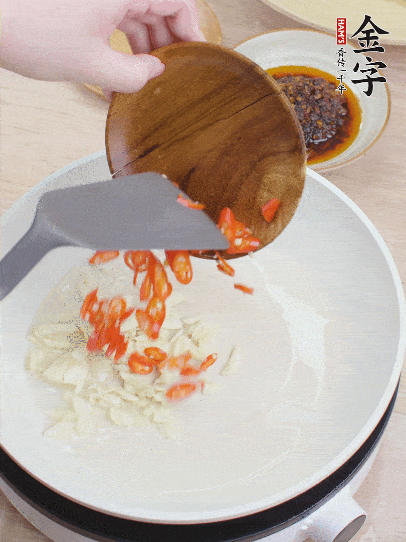 油熱煸香蒜末、辣椒。