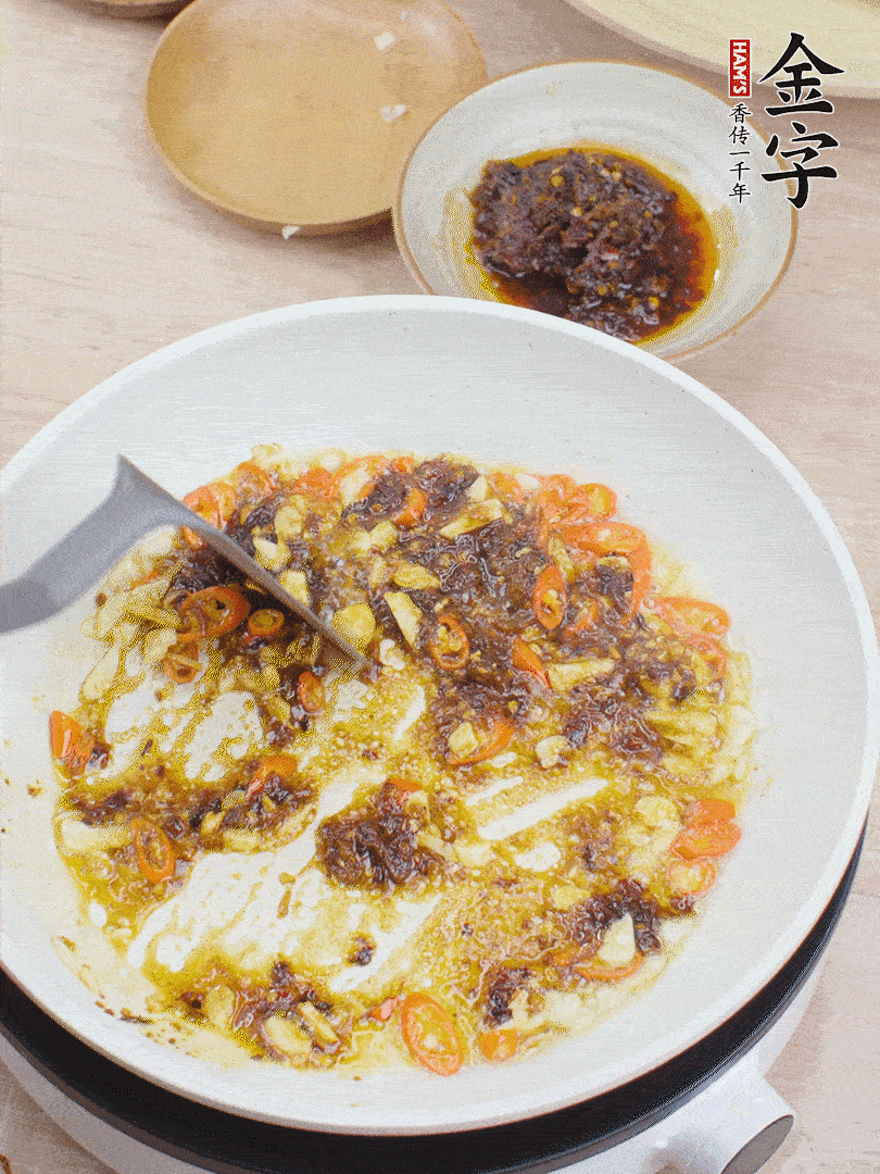 金字火腿干貝醬1勺翻炒均勻。