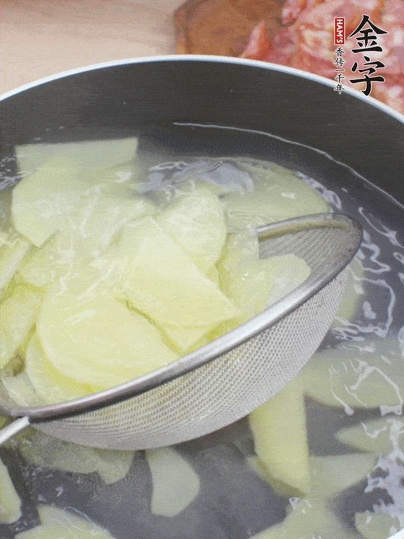 土豆去皮切片，汆燙1分鐘。香腸切薄片。