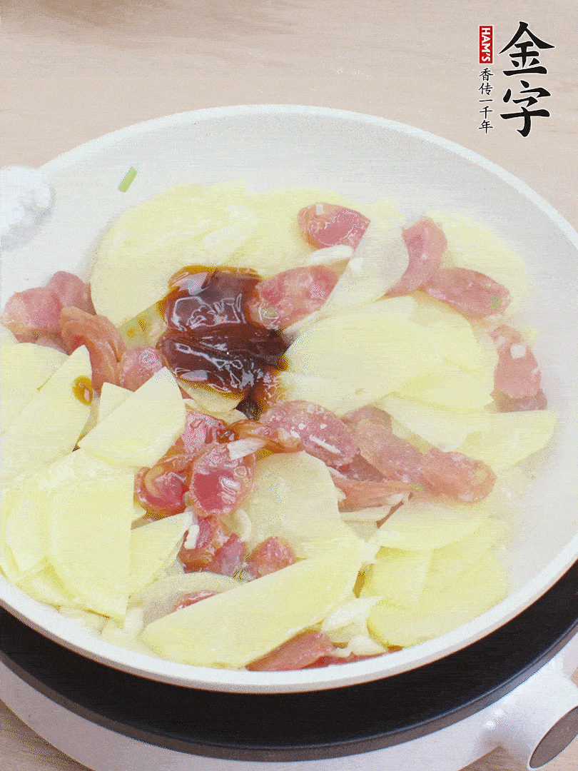 下土豆片，1勺生抽、1勺蠔油、1/3勺鹽、1/3勺糖炒至入味。