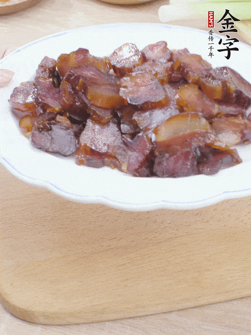 金字醬油肉水煮15分鐘，切薄片。