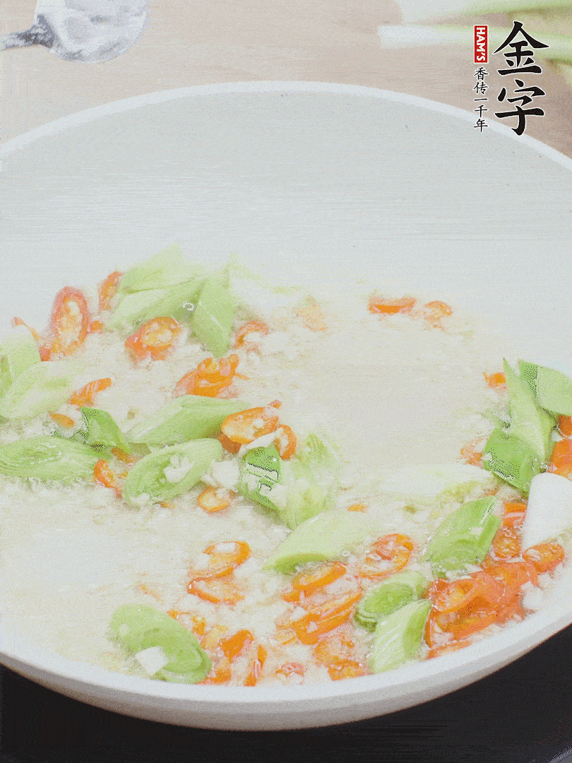 油5成熱時，下蒜末、辣椒、蒜白煸炒。