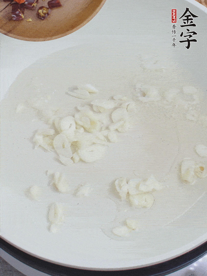 藕去皮，切成1cm見方的丁，放入清水浸泡。美人椒切圈。蒜切成末。