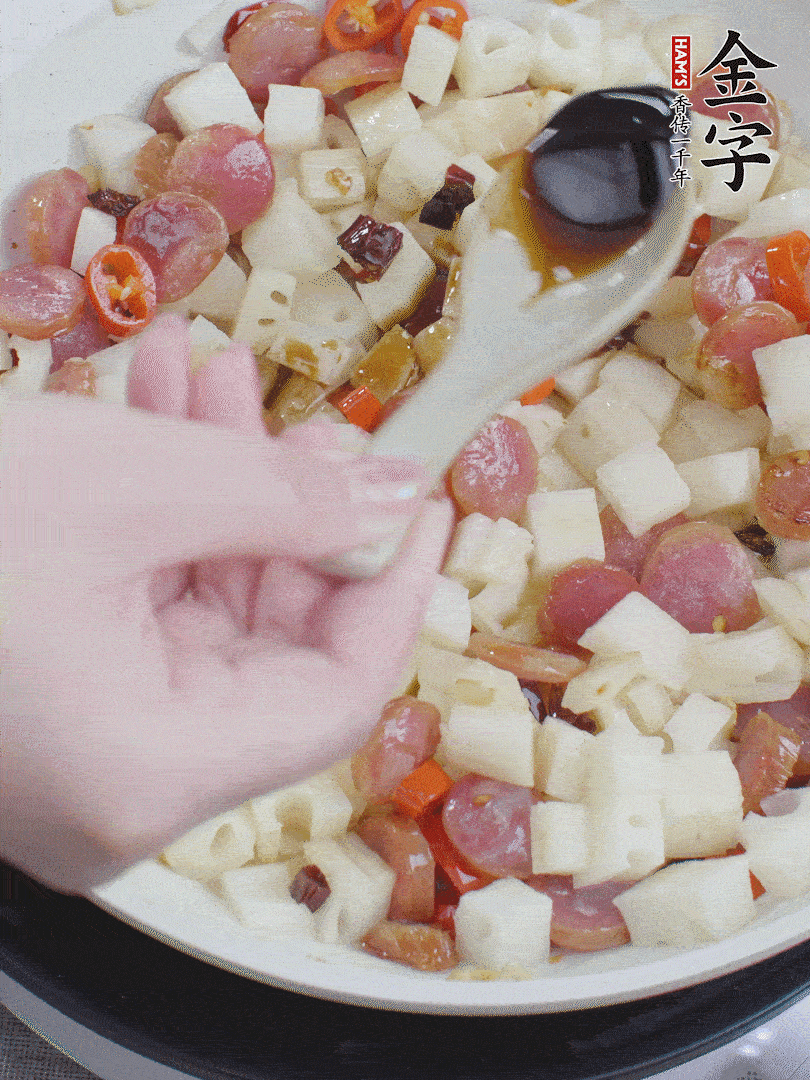 下藕丁，加生抽、香醋、白糖、鹽翻炒均勻。