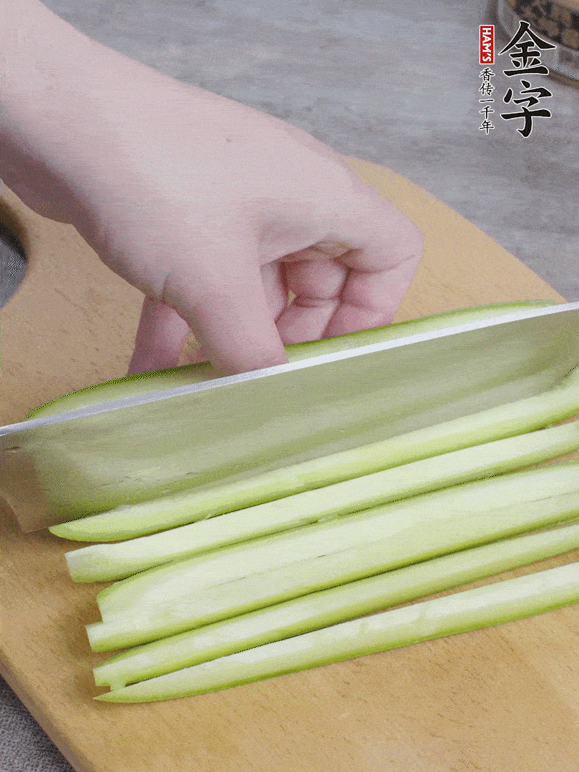 西葫蘆對(duì)半切，去瓤切條。