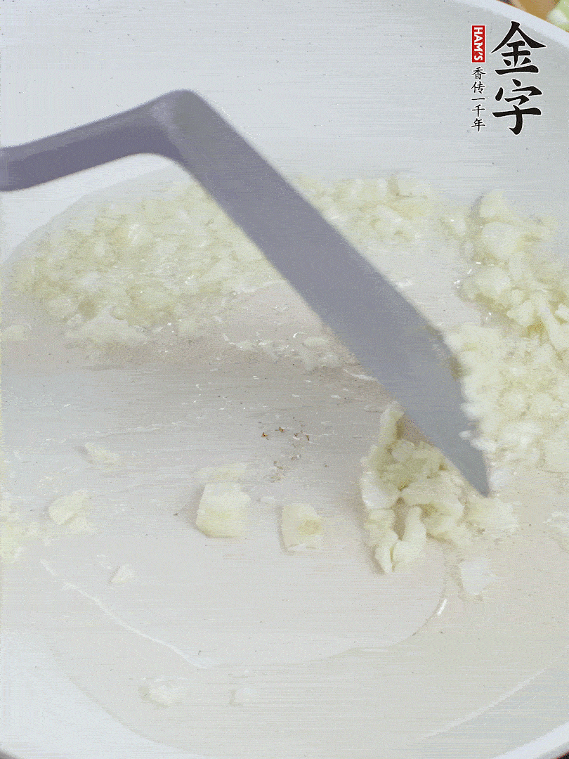 冷鍋熱油，下大蒜煎至兩面微黃。