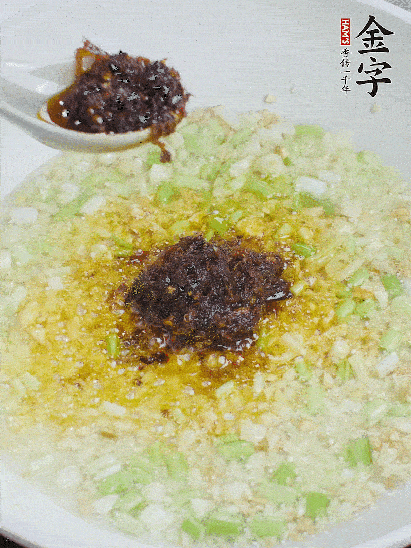 下蔥姜、1大勺金字火腿大師醬爆香。