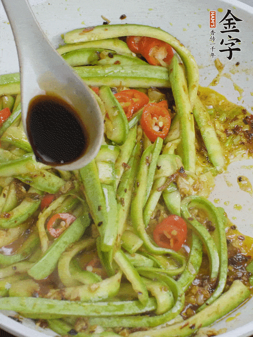 下西葫蘆，加1勺生抽、半勺蠔油、辣椒圈翻炒至斷生。