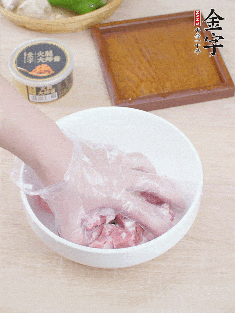 豬小排，加1勺料酒、1勺蠔油、1/3勺白胡椒粉、淀粉，抓拌均勻腌漬30分鐘。青椒去蒂去籽切塊。洋蔥去皮切塊。