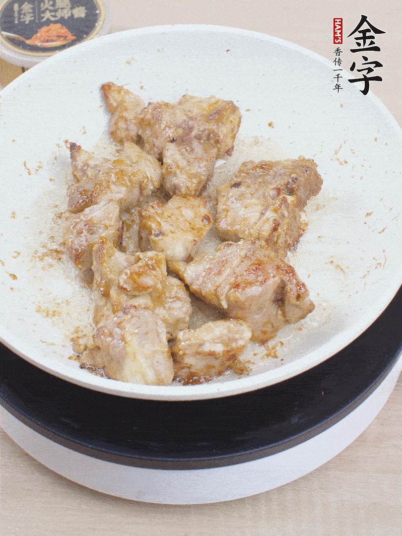 油4成熱，下小排煎炒至邊緣微微發(fā)焦。