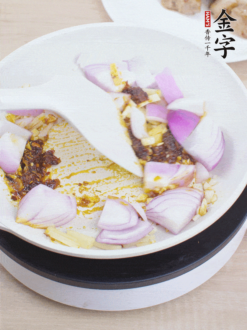 另起一鍋，姜、蒜末、1勺金字火腿大師醬、洋蔥塊炒香。