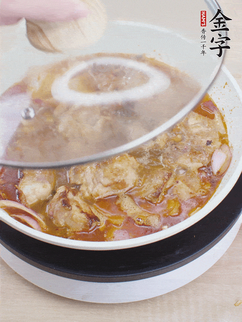 下小排翻炒，加1勺生抽、1點(diǎn)白砂糖和少許水燜2分鐘。