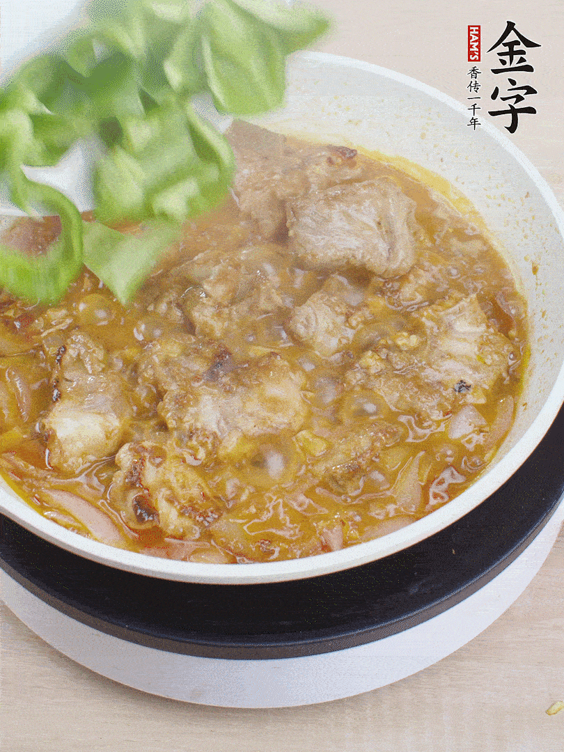 下青椒，翻炒炒至湯汁收干。