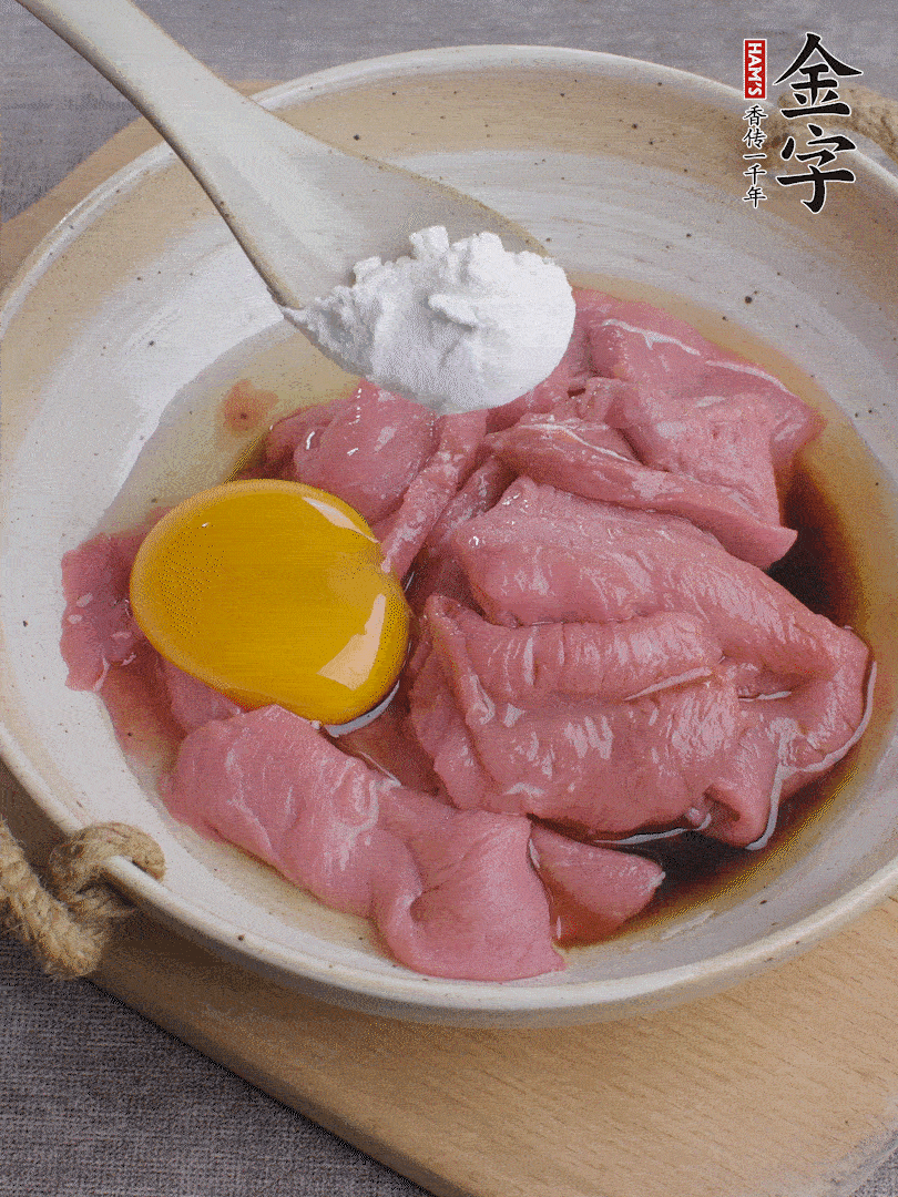 牛肉切片，雞蛋1個(gè)、水2勺、料酒1/2勺、生抽1/2勺、生粉1勺腌15分鐘。
