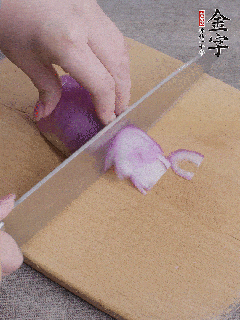 洋蔥切絲、蔥切段。