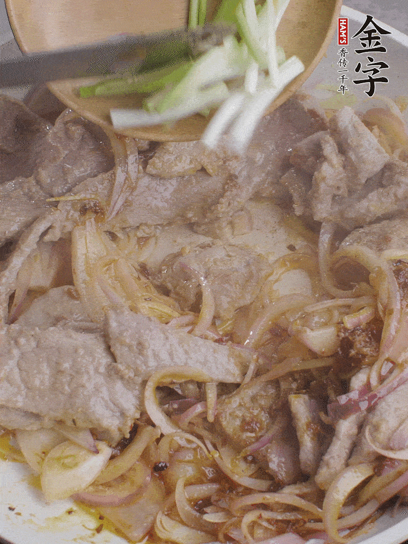 下牛肉、蔥段快炒。