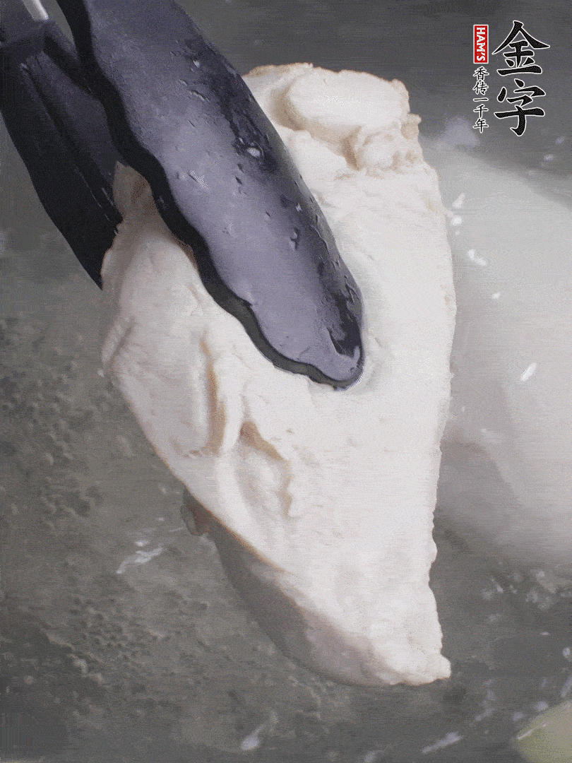 雞胸肉冷水下鍋，加姜片煮熟。過冰水撕成細(xì)絲。