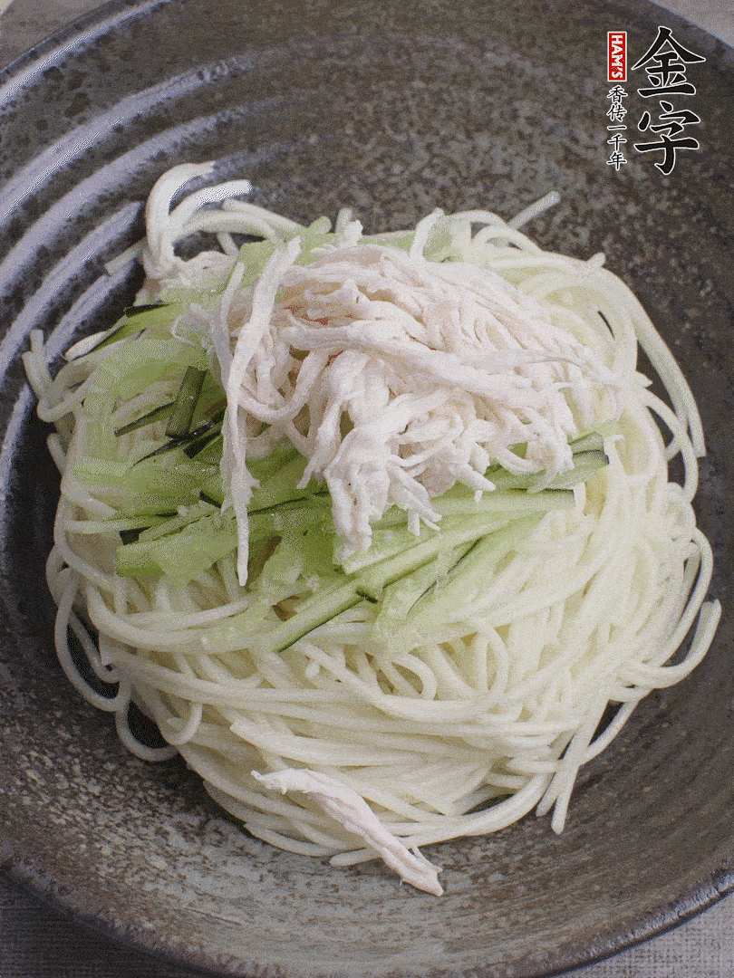 堿水面（熟）倒入大碗中，鋪上黃瓜絲、雞絲。