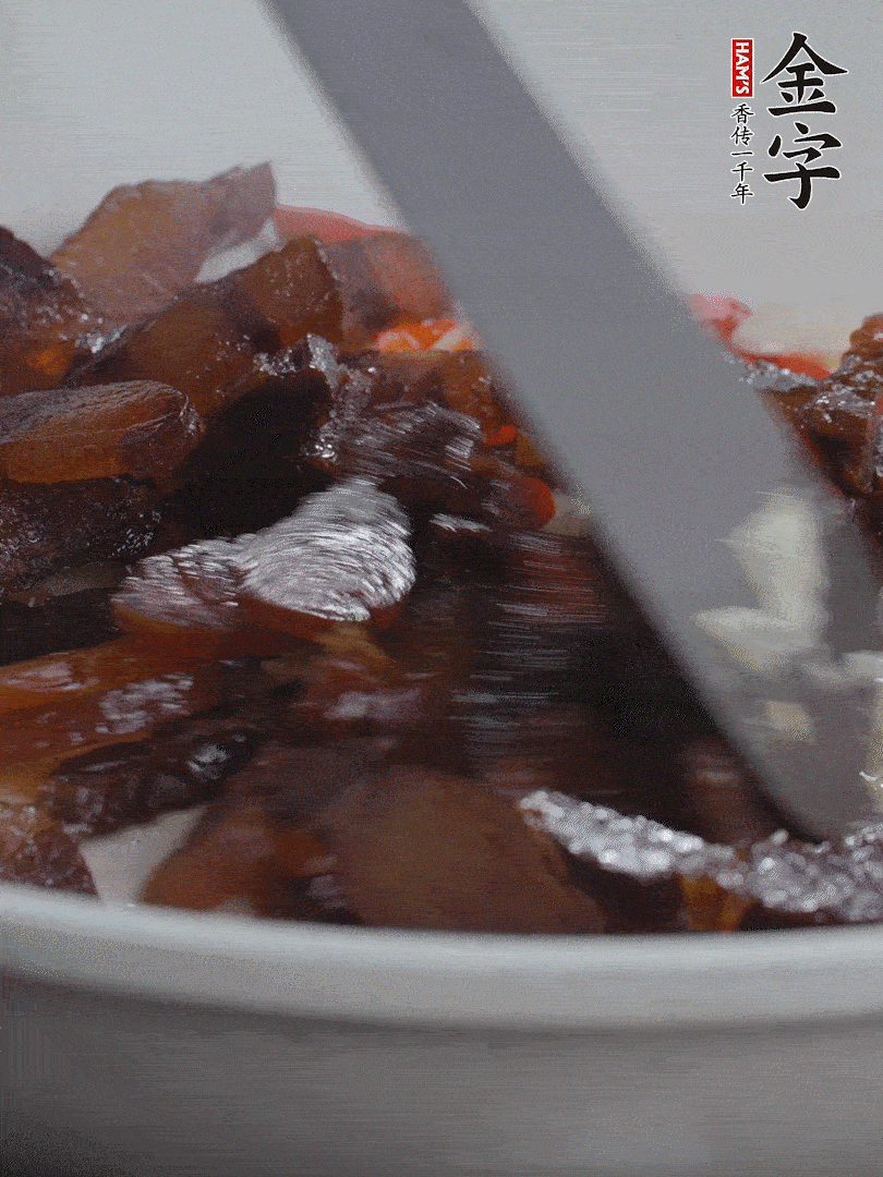 下醬油肉，煸出油脂。