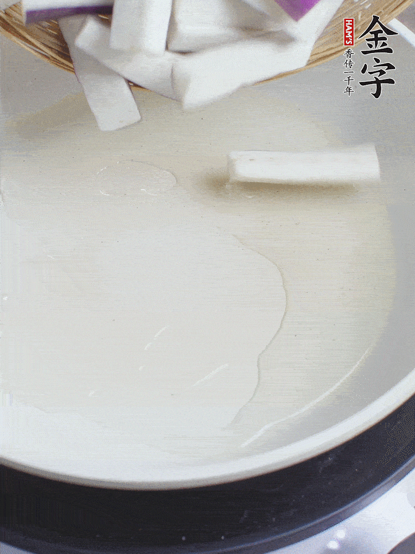 杭茄洗凈去蒂，縱向剖成4份，切成長(zhǎng)10cm左右的段。白洋蔥切絲?？谀⑾磧羧サ舯?。紅椒切菱形片。