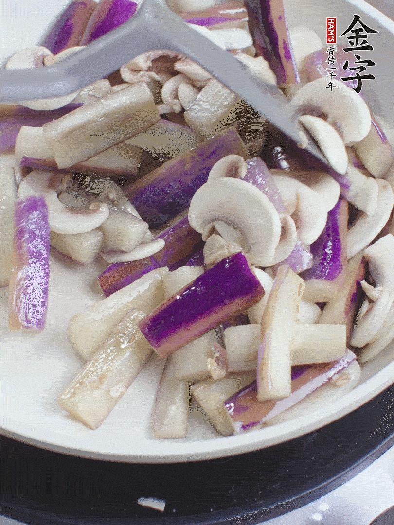 油五成熱，放茄子和口蘑煸至軟縮，取出備用。