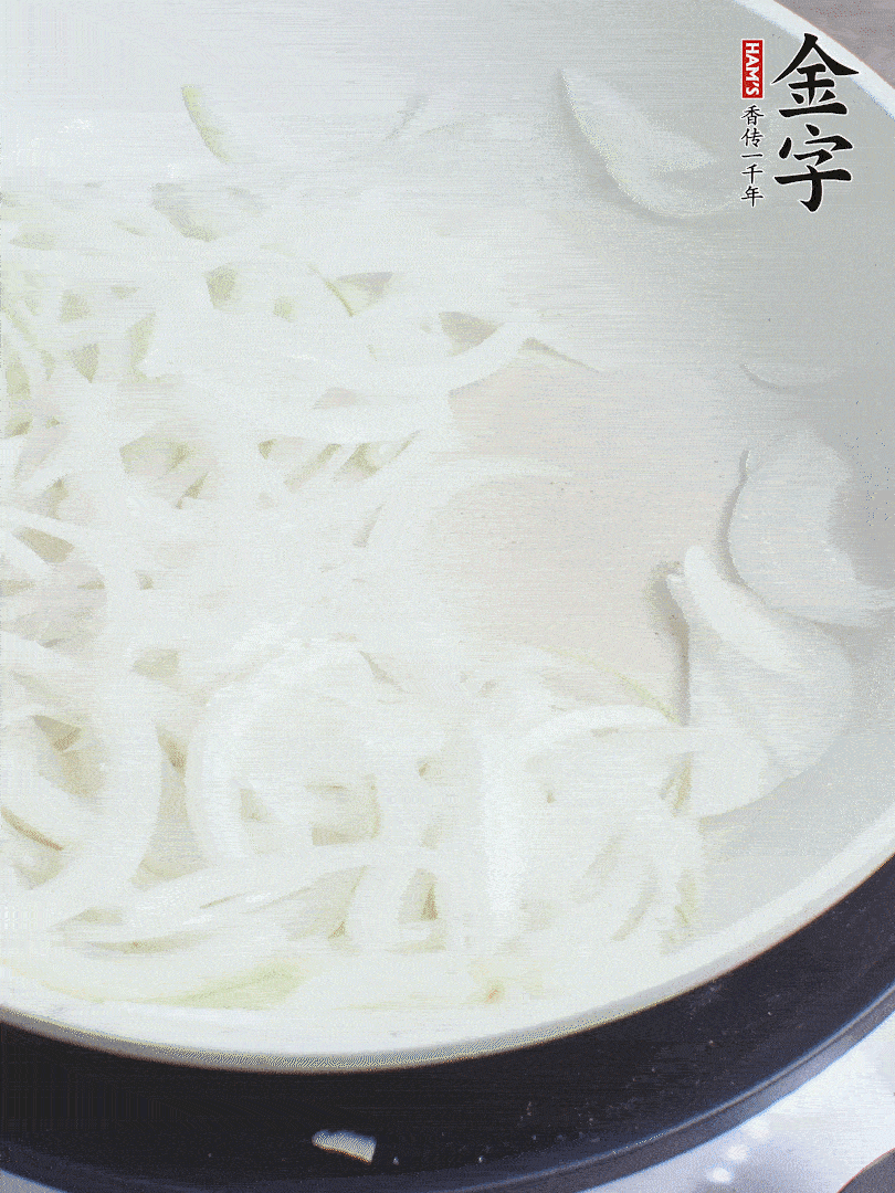 油熱下洋蔥絲、紅椒炒出香味。