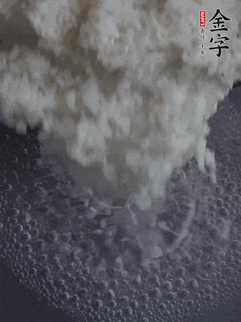 浸泡好的大米，沸水下鍋煮5分鐘，撈出瀝干。