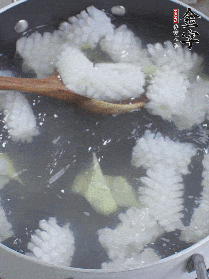 魷魚解凍后，加姜片、料酒汆燙30秒。