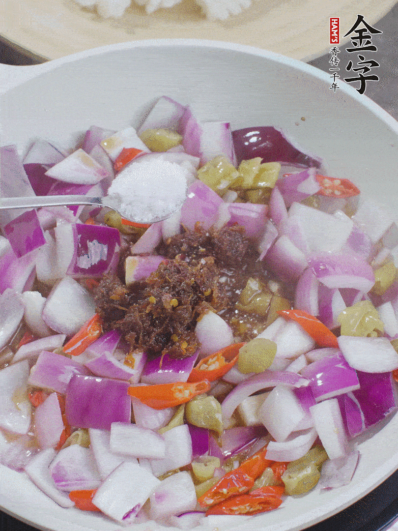 加1大勺金字火腿大師醬、2勺生抽、1勺糖，翻炒。