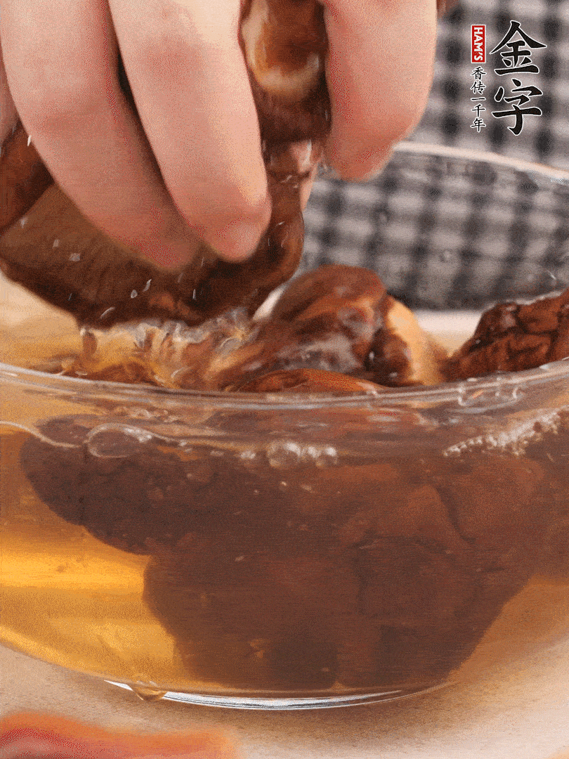 干香菇溫水泡發(fā)，去蒂洗凈切十字。