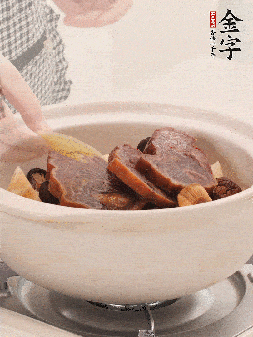 火腿、蓮藕、香菇放入砂鍋，加2片姜片，加水沒過1指。