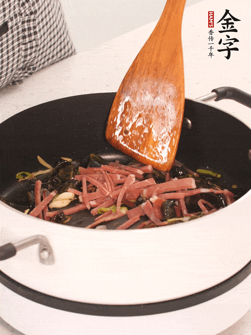 加入火腿煸炒一會(huì)，倒入開(kāi)水燉煮15分鐘。