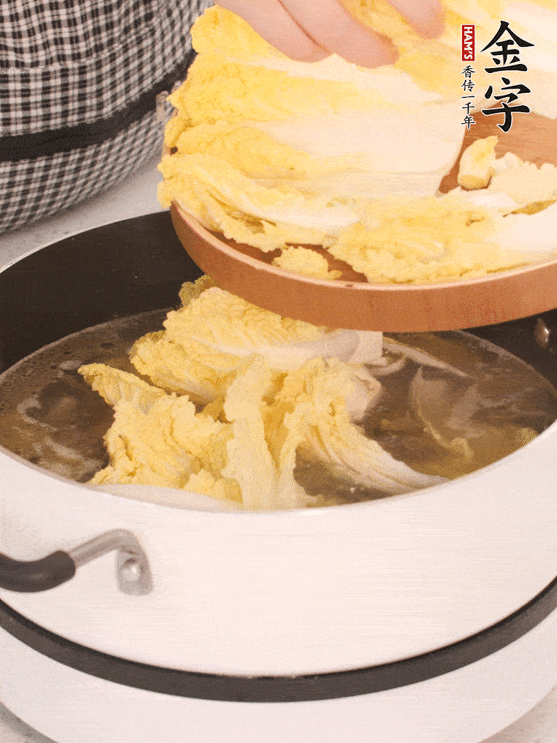 放入娃娃菜、金針菇再燉煮5分鐘。