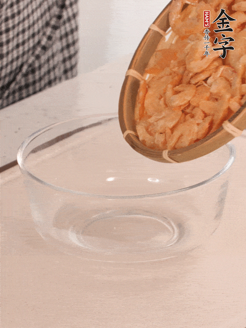 海米提前用溫水浸泡一會(huì)。