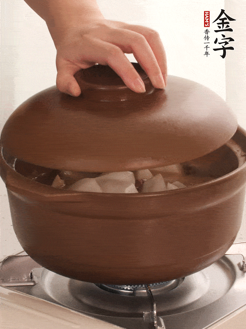 倒沒過食材的熱水，大火燒開。蓋上蓋子轉(zhuǎn)中小火，燉15-20分鐘。等蘿卜煮到喜歡的軟爛度就可以關(guān)火。