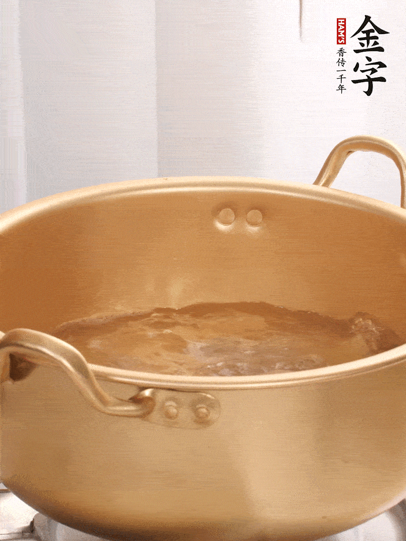 排骨加姜片、料酒，冷水下鍋焯水，撇去浮沫。