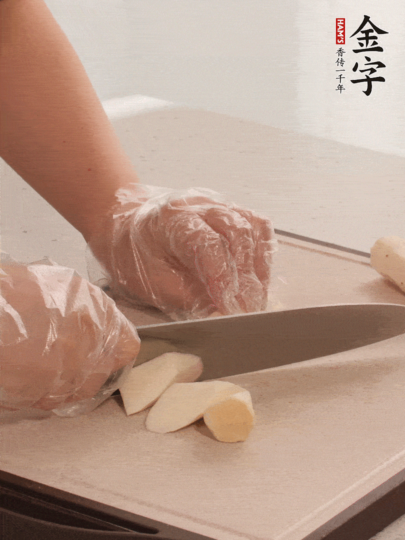 鐵棍山藥洗凈削皮，切斜刀塊。