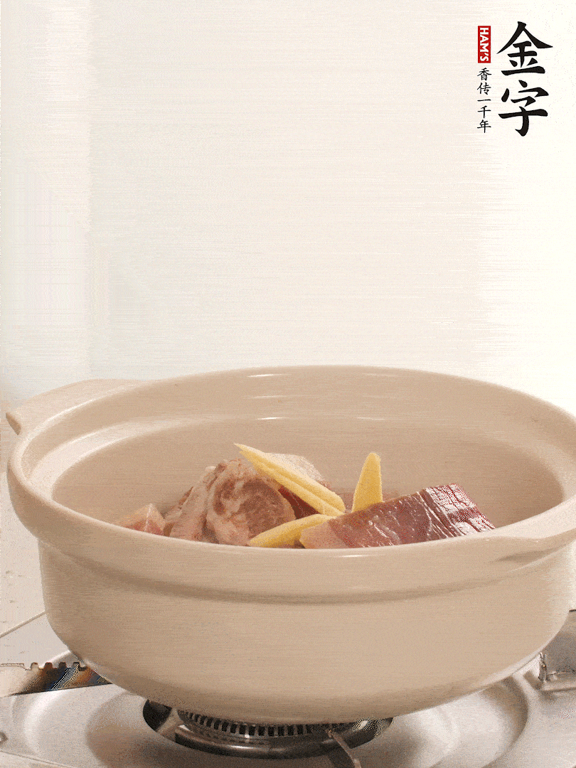 湯鍋放入排骨、火腿、姜，加適量水。煮開后轉(zhuǎn)小火燉40分鐘。