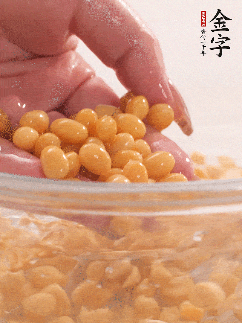 黃豆浸泡2小時，充分泡發(fā)，挑出干癟的不要。