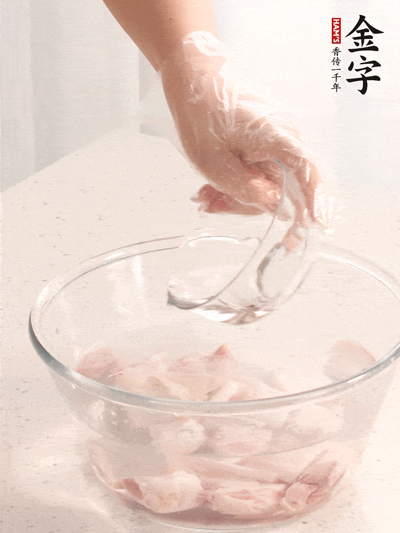 豬蹄除去雜毛、刮去油膩，斬成大塊，冷水浸泡半小時出血水，冷水下鍋，放入姜片、醋去腥，水燒開大約2分鐘，撈出。（白醋能夠讓豬蹄更白凈）