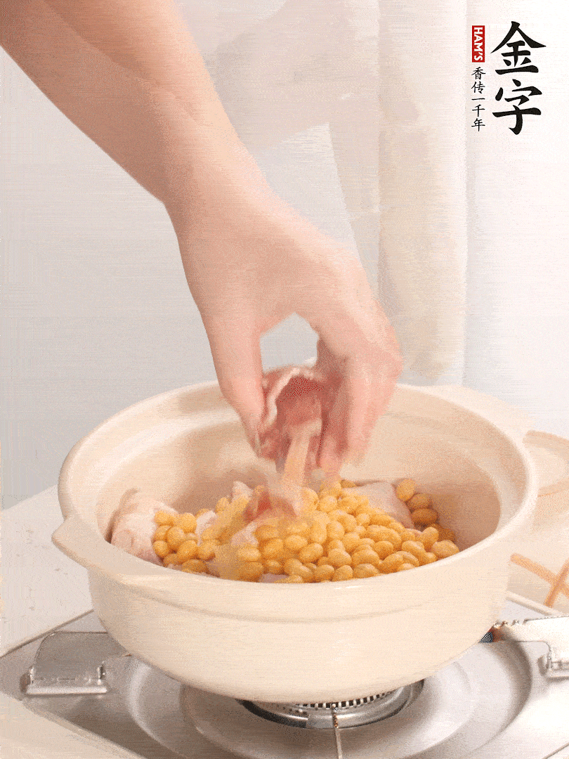 湯鍋放入豬蹄、姜片，加入黃豆、火腿，倒入足量的清水、適量料酒。